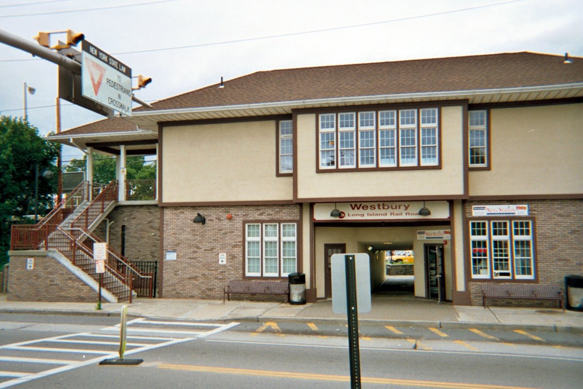 Westbury, NY - Fitxer:Westbury LIRR station -- North Side.JPG - Viquipèdia, l'enciclopèdia  lli